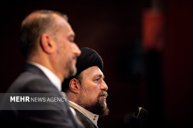 حجت الاسلام سید حسن خمینی در حال سخنرانی در مراسم تجدید میثاق وزیر امور خارجه با آرمان‌های امام خمینی (ره) است