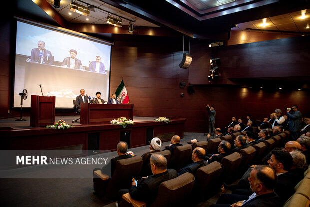 MFA officials in Imam Khomeini's mausoleum