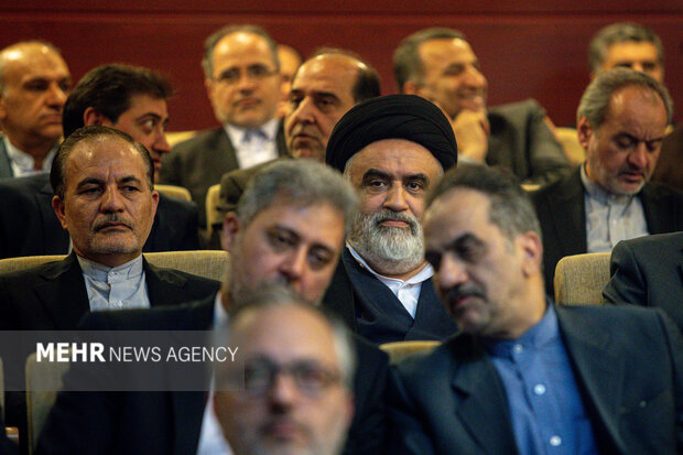 MFA officials in Imam Khomeini's mausoleum