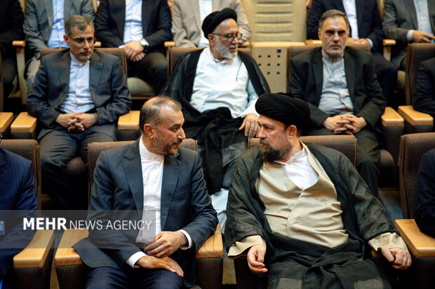 MFA officials in Imam Khomeini's mausoleum