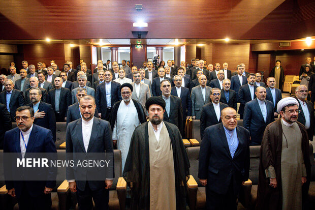MFA officials in Imam Khomeini's mausoleum