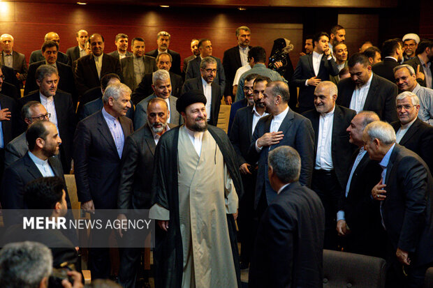 MFA officials in Imam Khomeini's mausoleum