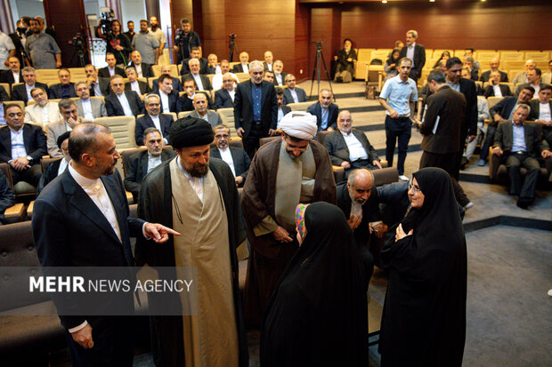 MFA officials in Imam Khomeini's mausoleum