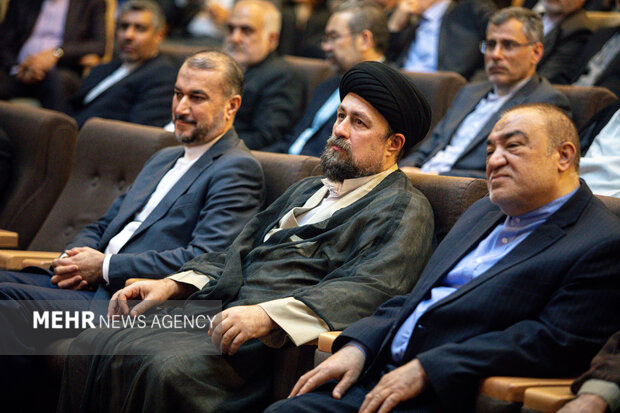 MFA officials in Imam Khomeini's mausoleum