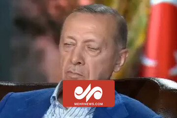 فیلم خوابیدن اردوغان در یک برنامه زنده تلویزیونی