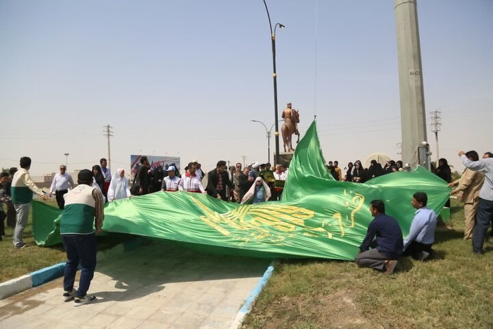  پرچم حرم رضوی در ورودی خورموج به اهتزاز در آمد