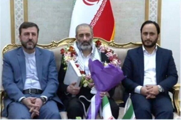 سجده شکر بر خاک وطن/ «اسدی» نماد اقتدار توأم با مظلومیت ایران