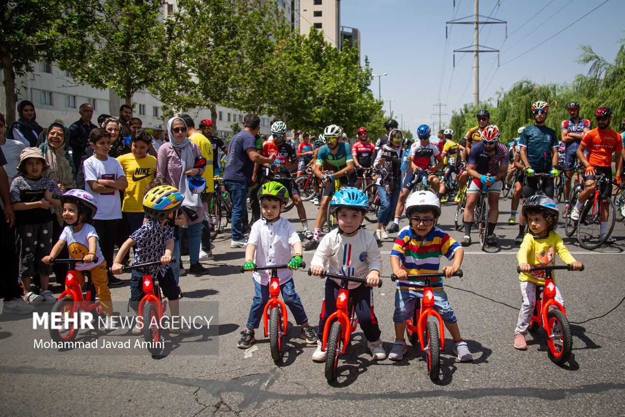 بیش از ۲۰ هزار دوچرخه سوار در جشنواره دوچرخه سواری بناب رکاب زدند