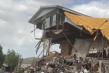 یک رستوران غیرمجاز در منطقه نمرود شهرستان فیروزکوه تخریب شد