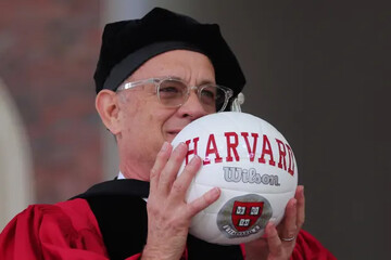 تام هنکس مدرک افتخاری هاروارد را گرفت/ ابرقهرمان خودتان باشید