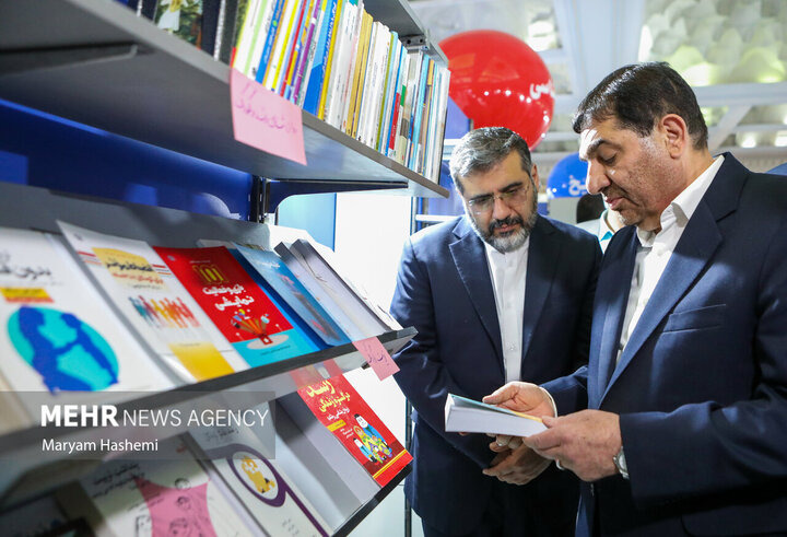 محمد مخبر معاون اول رئیس جمهور امروز پنجشنبه ۲۸ اردیبهشت ۱۴۰۲ از سی و چهارمین نمایشگاه بین المللی کتاب تهران بازدید کرد