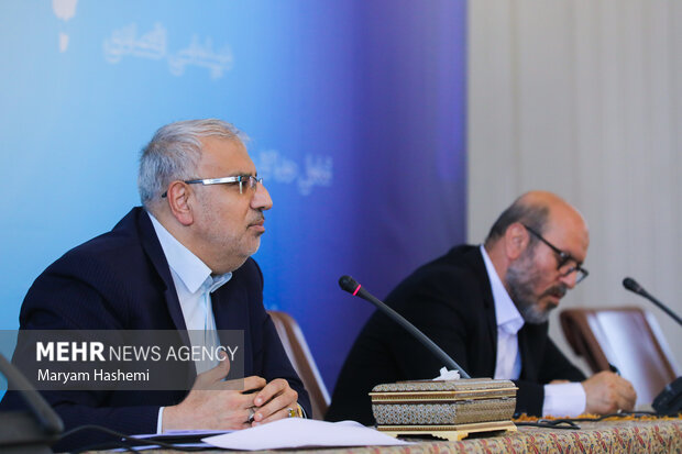 جواد اوجی وزیر نفت در حال سخنرانی در گردهمایی رؤسای نمایندگی‌های جمهوری اسلامی ایران در خارج از کشور است
