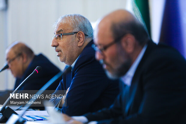 جواد اوجی وزیر نفت در حال سخنرانی در گردهمایی رؤسای نمایندگی‌های جمهوری اسلامی ایران در خارج از کشور است