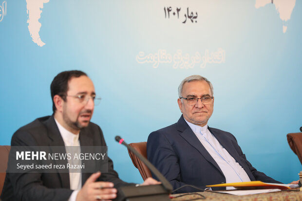 بهرام عین اللهی وزیر بهداشت در دیدار سفرای خارجی با وزیر بهداشت حضور دارد