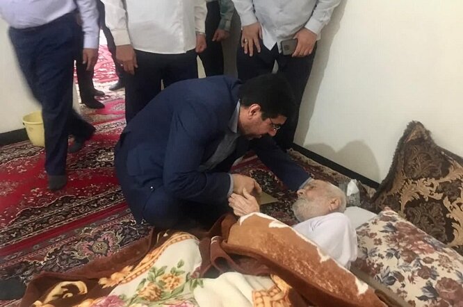 رفع مشکلات خانواده شهدا در اولویت مسئولان تنگستان باشد رفع مشکلات خانواده شهدا در اولویت مسئولان تنگستان باشد