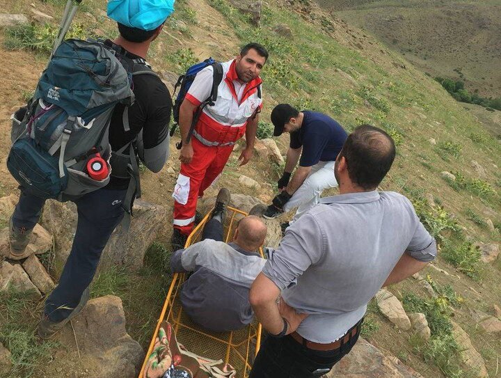 امدادرسانی به یک مصدوم در ارتفاعات آسمان کوه ساوجبلاغ