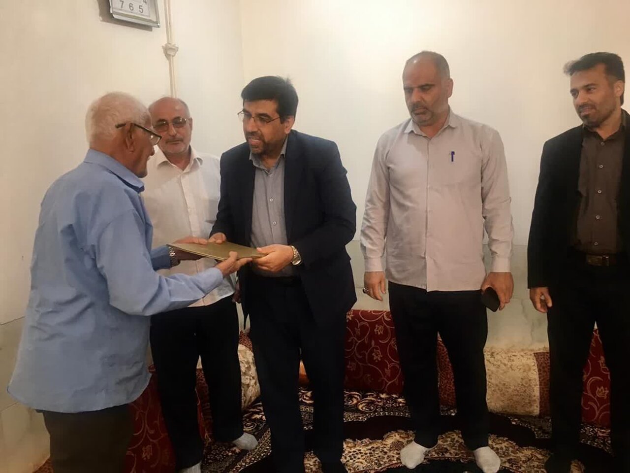 رفع مشکلات خانواده شهدا در اولویت مسئولان تنگستان باشد