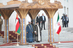 Umman Sultanı Tahran'da resmi törenle karşılandı