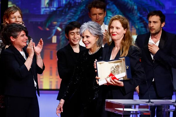 انتقاد سومین زن برنده نخل طلای کن از سرکوب اعتراضات توسط مکرون