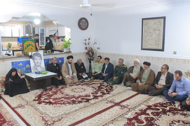 بیرق روضه منور ثامن الحجج (ع) مهمان منزل شهید دشتستانی شد بیرق روضه منور ثامن الحجج (ع) مهمان منزل شهید دشتستانی شد