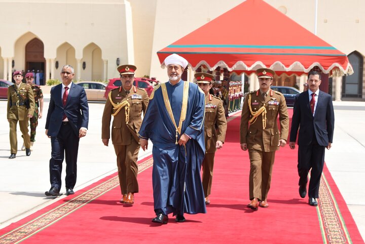 عمان کے بادشاہ دو روزہ دورے پر ایران روانہ +تصاویر