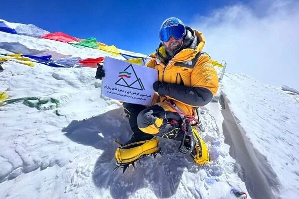 Iran's 23-year-old mountaineer conquers Mount Everest
