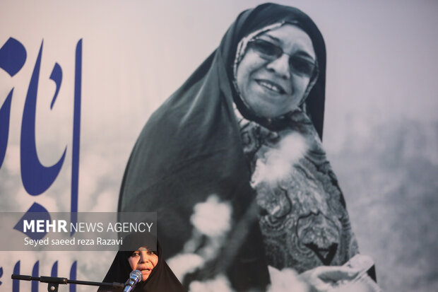  فاطمه سادات نواب صفوی عکاس پیشکسوت در حال سخنرانی در مراسم یادواره «مریم کاظم زاده» است 