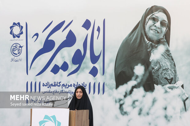  فرزند مرحوم مریم کاظم‌زاده در حال سخنرانی در مراسم یادواره «مریم کاظم زاده» است