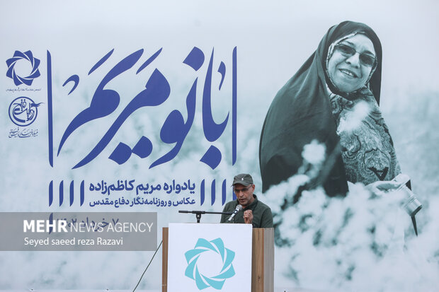  محسن راستانی  عکاس دوران دفاع مقدس در حال سخنرانی در مراسم یادواره «مریم کاظم زاده» است