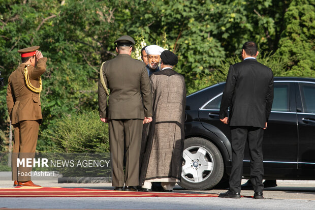 حجت الاسلام سیدابراهیم رئیسی، رئیس جمهور در حال استقبال از هیثم بن طارق آل سعید ، پادشاه عمان است