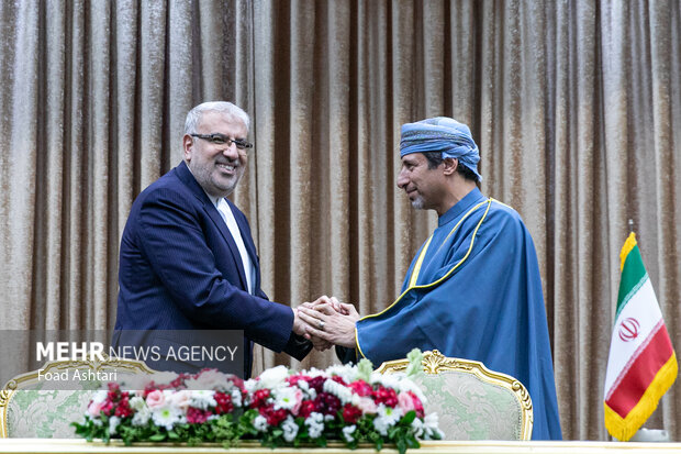 جواد اوجی وزیر نفت در مراسم استقبال رسمی رئیس جمهور ایران از پادشاه عمان و امضای تفاهمنامه بین دو کشور حضور دارد