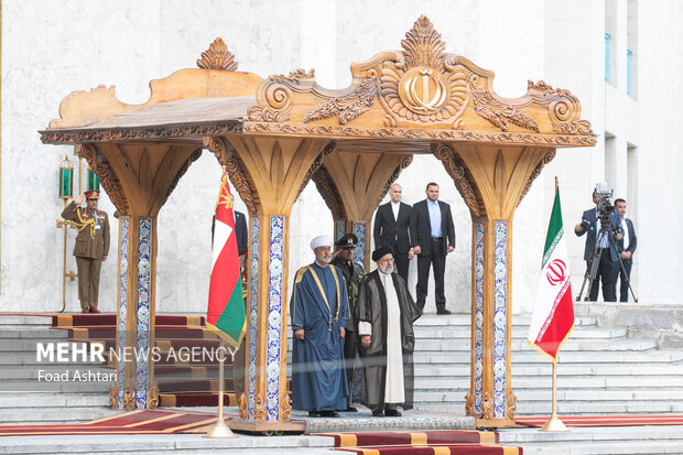 حجت الاسلام سیدابراهیم رئیسی، رئیس جمهور 
 و هیثم بن طارق آل سعید ، پادشاه عمان در حال انجام تشریفات مراسم استقبال رسمی رئیس جمهور ایران از پادشاه عمان هستند