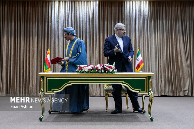 جواد اوجی وزیر نفت در مراسم استقبال رسمی رئیس جمهور ایران از پادشاه عمان و امضای تفاهمنامه بین دو کشور حضور دارد