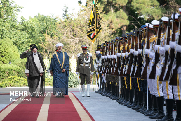 حجت الاسلام سیدابراهیم رئیسی، رئیس جمهور 
 و هیثم بن طارق آل سعید ، پادشاه عمان در حال انجام تشریفات مراسم استقبال رسمی رئیس جمهور ایران از پادشاه عمان هستند