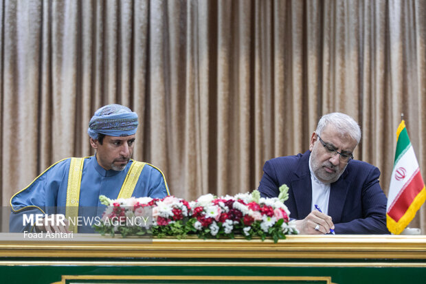 جواد اوجی وزیر نفت در حال امضای تفاهمنامه با طرف عمانی در مراسم استقبال رسمی رئیس جمهور ایران از پادشاه عمان و امضای تفاهمنامه بین دو کشور است 