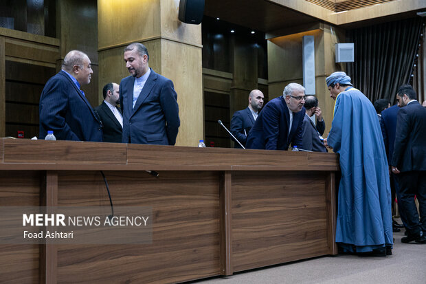 جواد اوجی وزیر نفت و حسین امیرعبداللهیان وزیر امور خارجه در مراسم استقبال رسمی رئیس جمهور ایران از پادشاه عمان و امضای تفاهمنامه بین دو کشور حضور دارند
