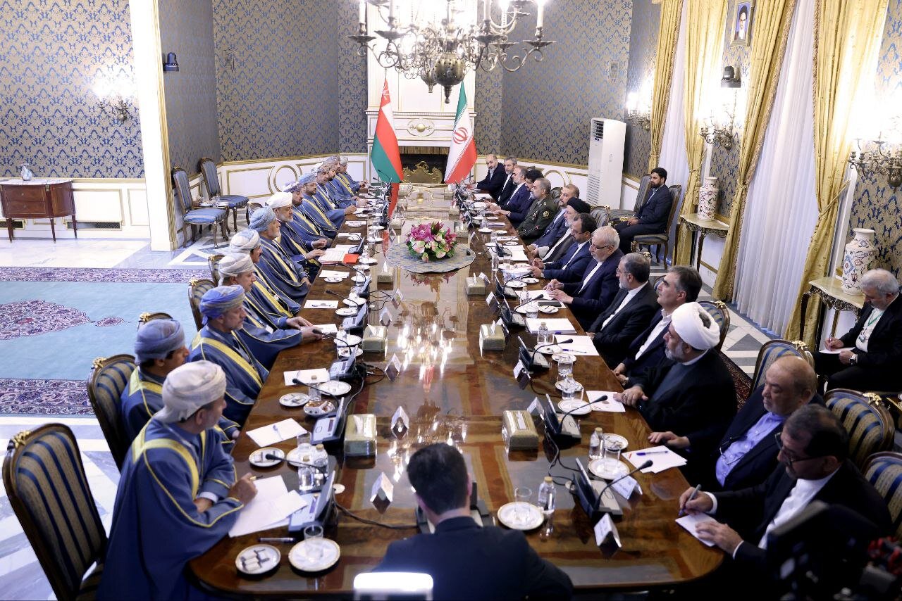 رئيسي: العلاقات بين طهران ومسقط تجاوزت مستوى التجارة الى الاستثمار