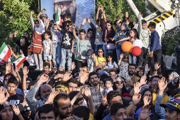جشن دهه کرامت در بجنورد با هم‌خوانی سرود «سلام فرمانده»