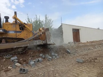 ۳۷ مورد ساخت و ساز غیرمجاز در فرون آباد تخریب شد