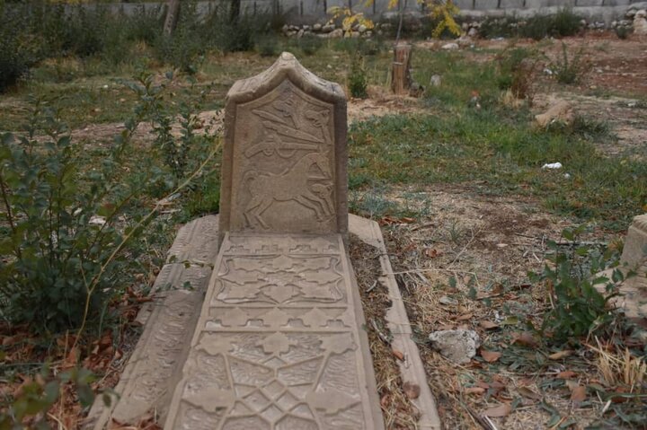 قبرهایی با یک دنیا حرف در دل قبرستان ۷۰۰ ساله هفشجان 