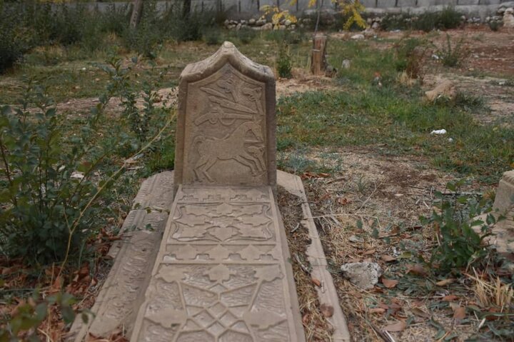 قبرهایی با یک دنیا حرف در دل قبرستان ۷۰۰ ساله هفشجان