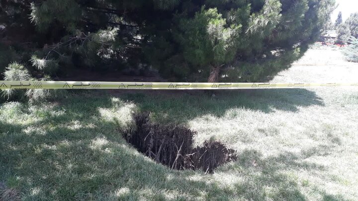 نشست زمین در قسمت فضای سبز پل غدیر نشست زمین در قسمت فضای سبز پل غدیر