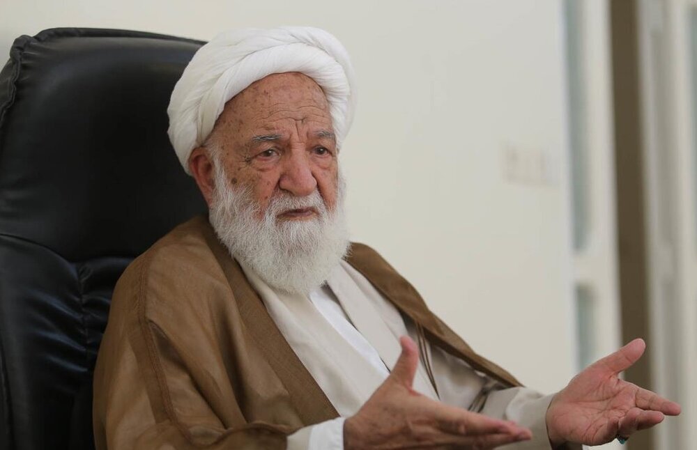 وقتی امام به فرانسه هجرت کردند، عده ای از قشریون ابراز تعجب کردند