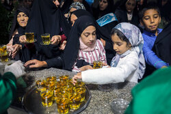 توزیع ۳۰۰ هزار چای متبرک در چایخانه‌های حضرت رضا (ع)