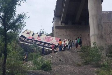۱۰ کشته در حادثه سقوط اتوبوس زائران هندو به دره
