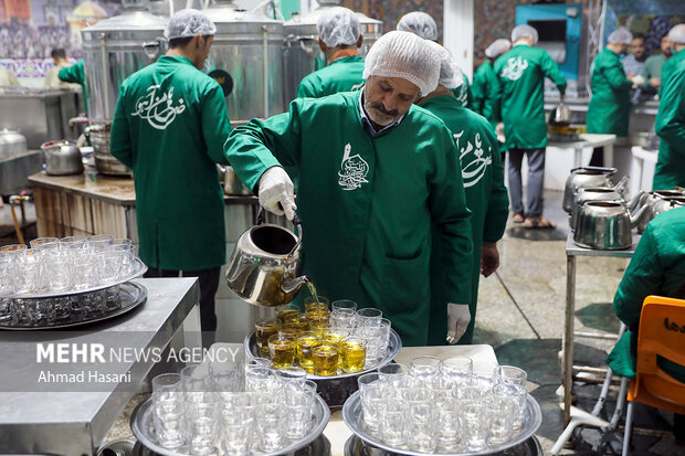 مرثیه خوانی محمد حسین پویانفر در چایخانه امام رضا(ع)