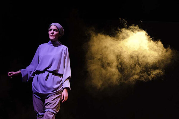 «نقطه ویرگول» در مرز واقعیت و رویا/جذب مخاطب به تئاتر سخت شده است