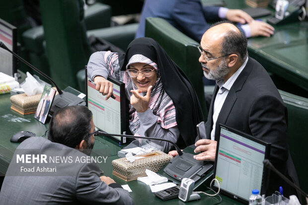 زهره الهیان نماینده تهران در مجلس در جلسه رای اعتماد به وزیر پیشنهادی آموزش و پرورش حضور دارد
