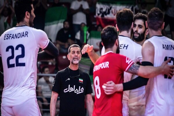 افراد چسبیده به والیبال دوست ندارند کنار تیم باشیم