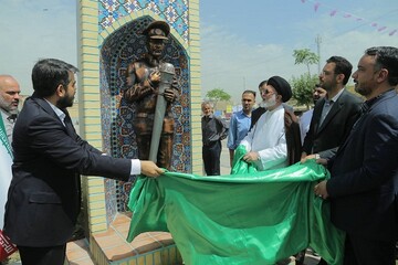 رونمایی از تندیس خادم حرم در قبله تهران